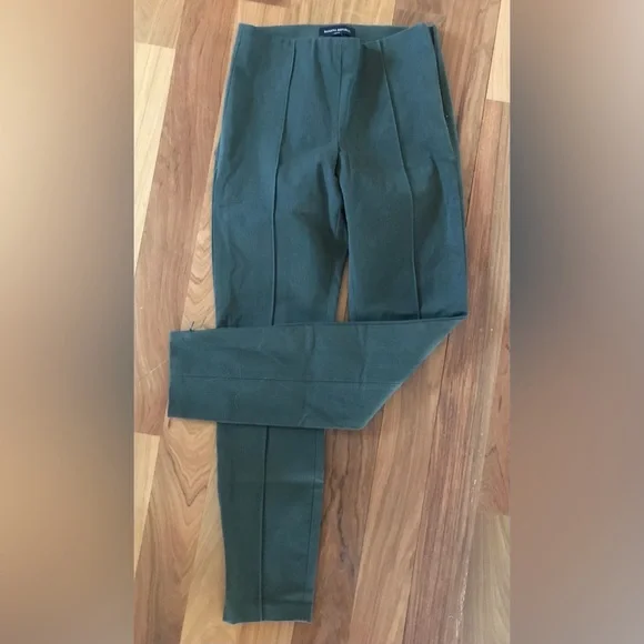 NWT Banana RepublicWomen’s olive green side zip/ankle zip pants, size 0